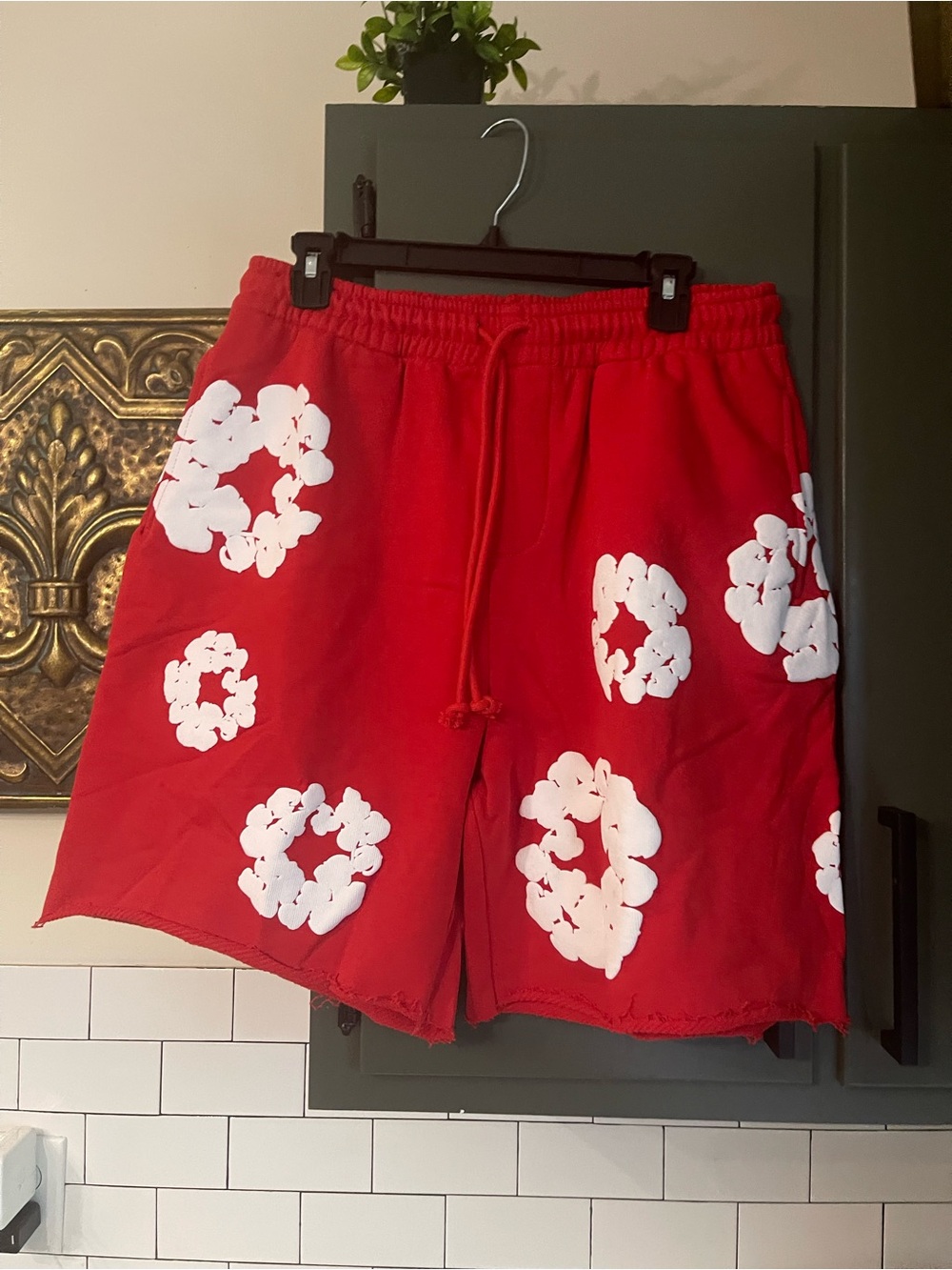 Mens Graphic Design Shorts Size L.